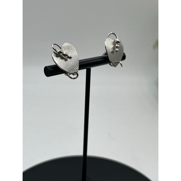 CARL ART Signed Vintage Sterling Silver Ribbed HEART Screw Back Earrings - Picture 3 of 9